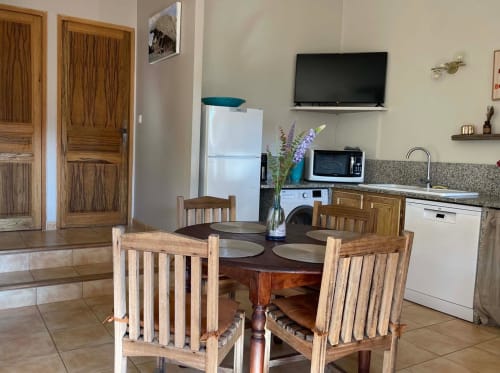 Chambre Vista D'oro à Monacia d'Aullène avec table à manger, cuisine, TV et équipements modernes