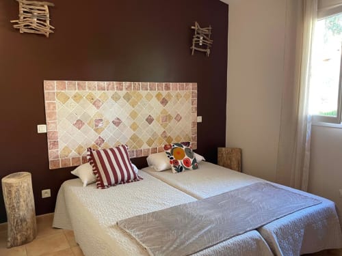 Chambre de l'hôtel Vista D'oro à Monacia d'Aullène avec tête de lit carrelée, vue mer et décoration moderne