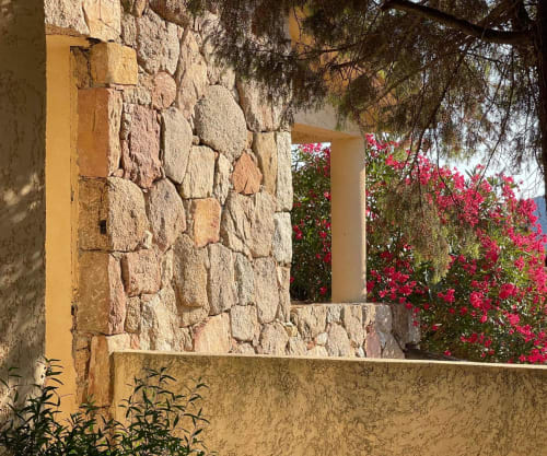 Porche en pierre orné de bougainvillées magenta flamboyantes à l'hôtel Vista D'oro, Monacia d'Aullène, Corse