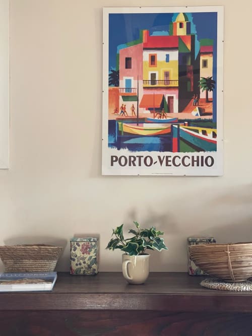 Affiche vintage Porto-Vecchio au-dessus d'une étagère avec plante et objets de décoration à l'hôtel Vista D'oro en Corse