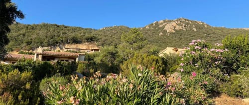 Resort Vista D'oro à Monacia d'Aullène avec jardins méditerranéens, villas en pierre et paysage rocheux sous ciel dégagé