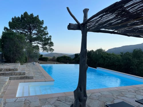 Piscine de luxe Vista D'oro surplombant les montagnes de Monacia d'Aullène avec pergola en bois et eaux turquoise