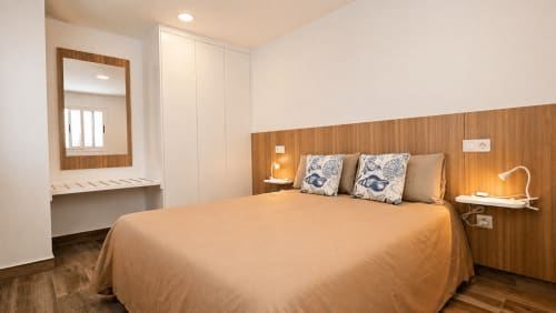 Dormitorio moderno en Apartamento Severo 2 de Alojamientos vacacionales en La Aldea, Cercadillos con pared de madera y cama de matrimonio