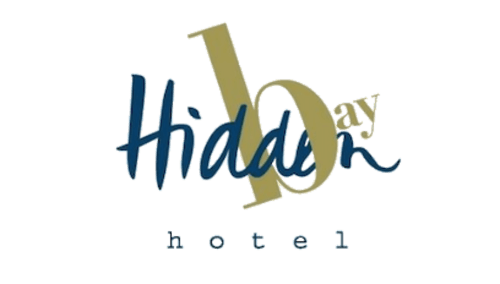 Logo de Hidden Bay Hotel avec texte stylisé aux éléments de design or et bleu