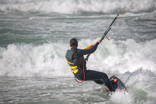 Kitesurfeur naviguant sur les vagues avec son équipement près de l'hôtel Hidden Bay, France