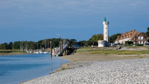 Phare de l'hôtel Hidden Bay, marina avec voiliers et bâtiments en brique le long de la plage de galets en France