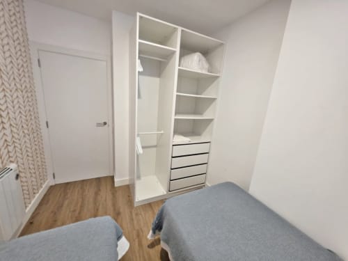 Dormitorio moderno con armario y almacenamiento integrados en apartamento BR Silgar, Sanxenxo