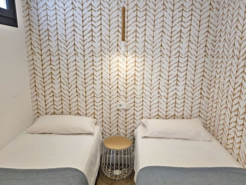 Dormitorio doble con papel tapiz de patrón geométrico en el apartamento BR SILGAR en Sanxenxo
