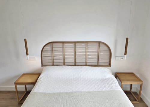 Dormitorio moderno en BR SILGAR Sanxenxo con cabecero de ratán, ropa de cama blanca, mesitas de madera y lámparas colgantes