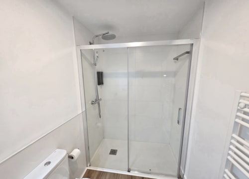 Moderno biombo de ducha con puertas de cristal en el apartamento BR SILGAR de Sanxenxo, España