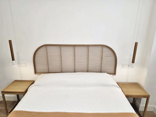Habitación moderna en BR SILGAR Sanxenxo con cabecero de madera, ropa de cama blanca, mesillas y iluminación colgante