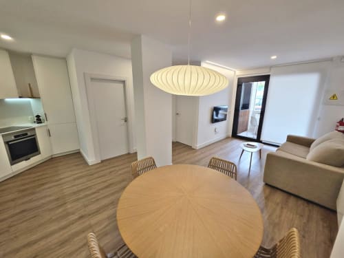 Moderno apartamento diáfano en Sanxenxo con comedor, cocina y salón con vistas al mar en hotel BR Silgar