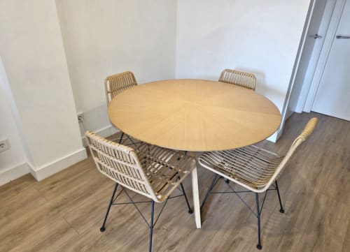 Mesa de comedor redonda de madera con sillas de ratán trenzado en el apartamento BR SILGAR, Sanxenxo