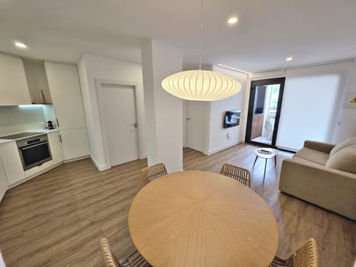 Apartamento moderno en BR SILGAR Sanxenxo con sala abierta, comedor, cocina e iluminación colgante