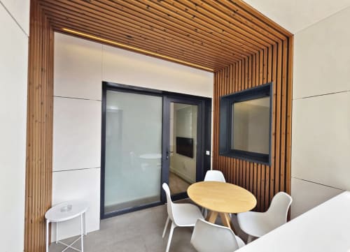 Apartamento BR SILGAR en Sanxenxo con comedor, divisor de madera, mesa moderna y sillas