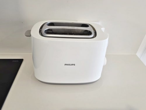 Tostador Philips blanco en la encimera de la cocina del apartamento BR SILGAR en Sanxenxo