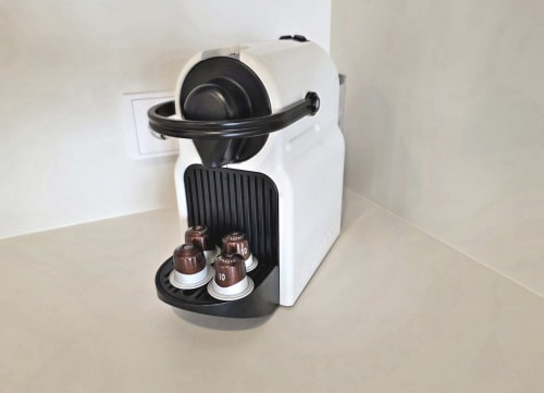 Cafetera Nespresso en apartamento BR SILGAR de Sanxenxo, diseño blanco y negro con cápsulas