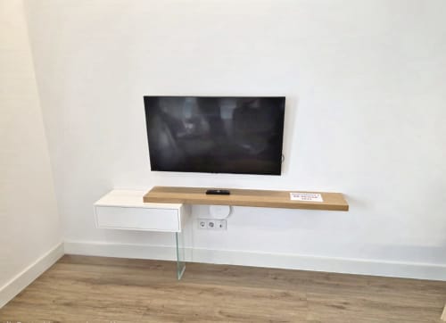 Zona de entretenimiento moderna en BR Silgar Sanxenxo con TV montada en pared y escritorio de madera