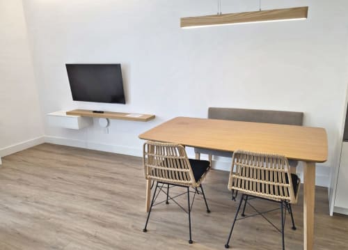 Espacio de trabajo en moderno apartamento BR SILGAR Sanxenxo con mesa de comedor de madera, sillas tejidas, TV mural y luminaria colgante