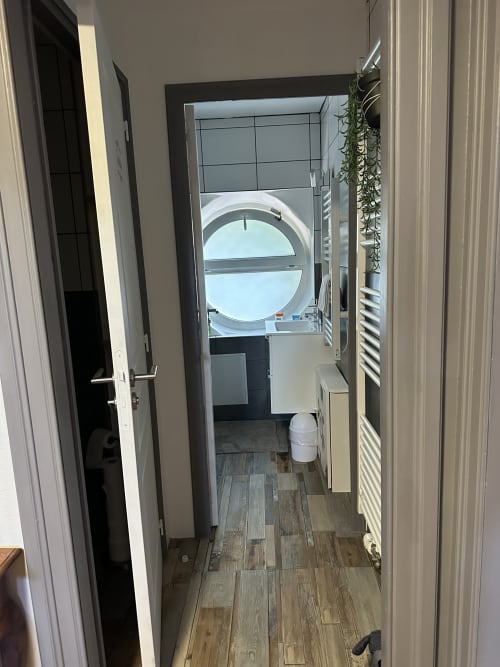 Couloir buanderie avec machine à laver et sèche-linge à la Chambre d'Hôtes Les Iris, Les Trois-épis