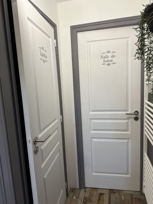 Hallway entrance to Toilettes and Salle de bains at Chambre d'Hôtes Les Iris, Les Trois-épis
