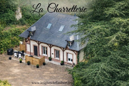 La villa La Charretterie aux Gites De Flaubert au Héron, France, entourée de jardins luxuriants