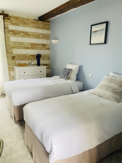 Chambre 2 à la Maison Nolette B&B avec deux lits jumeaux, mur de briques et murs bleus à Noyelles sur Mer