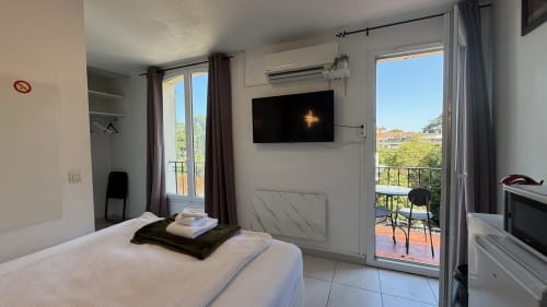 Chambre lumineuse à Kimi Résidence à Cannes avec balcon, TV et vue sur le jardin