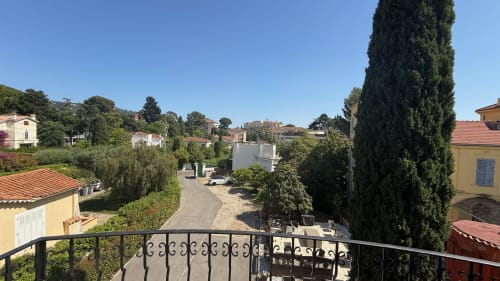 Vue du balcon sur le jardin de Cannes et les cyprès de l'hôtel Kimi Résidence