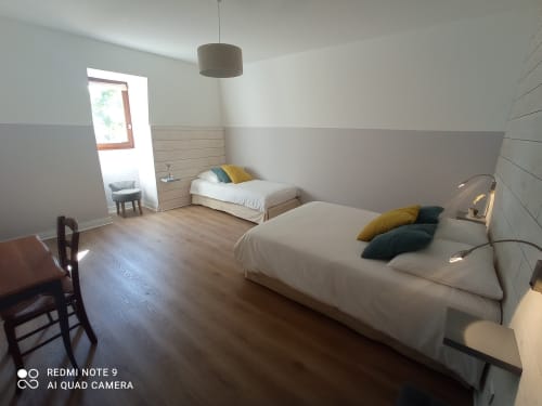 Chambre triple du Clos Gaillardou à La Roque-Gageac : deux lits, parquet et décoration moderne