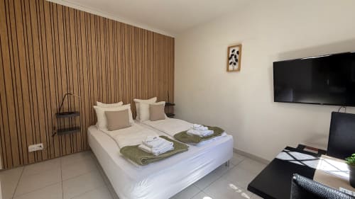 Chambre double deluxe à la Kimi Résidence à Cannes avec vue sur jardin, télévision écran plat et équipements modernes