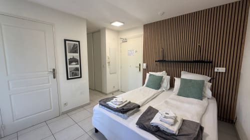 Studio moderne à la Kimi Résidence Cannes avec lits jumeaux, mur à rayures, kitchenette et carrelage