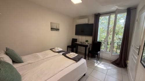Studio à la Kimi Résidence de Cannes avec lits jumeaux, TV écran plat, bureau, kitchenette et terrasse vue jardin