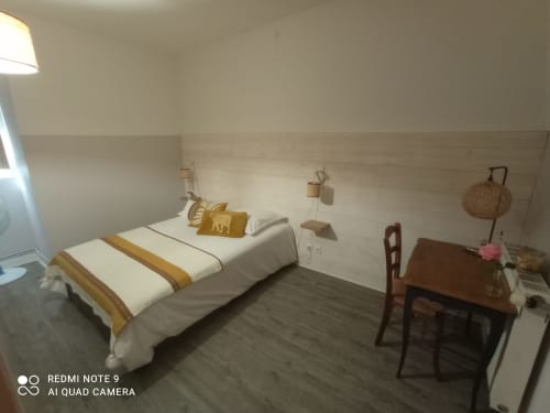 Chambre double confortable au gîte Le Clos Gaillardou à La Roque-Gageac avec lit, bureau et vue sur le jardin