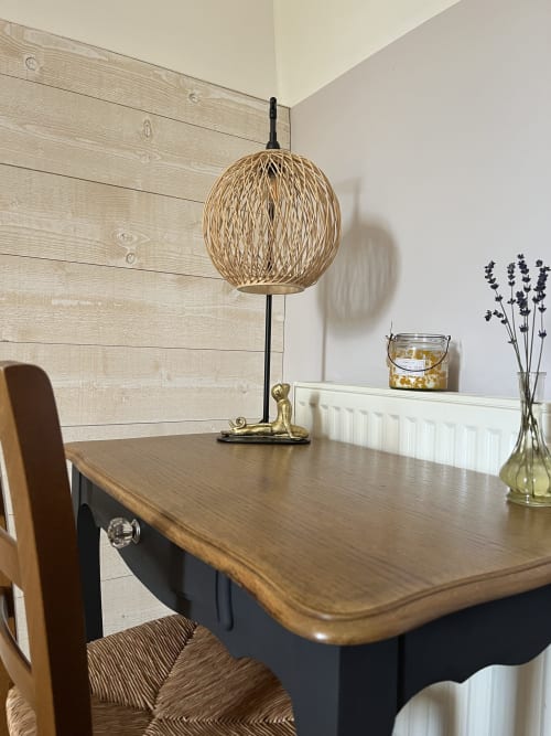 Espace de travail du gîte Le Clos Gaillardou à La Roque-Gageac : bureau en bois, luminaire suspendu tressé et décoration lavande