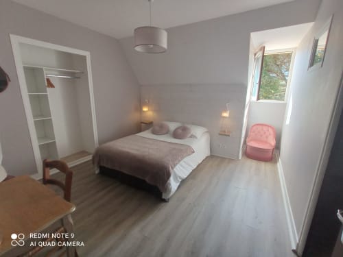 Chambre double lumineuse au B&B Le Clos Gaillardou à La Roque-Gageac, vue sur jardin, mobilier moderne