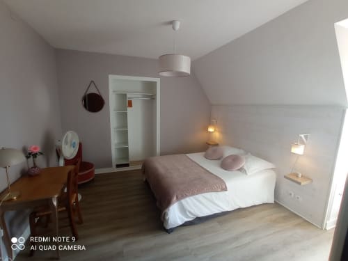 Spacieuse chambre double au Clos Gaillardou avec vue sur le jardin, lit confortable, bureau et équipements modernes