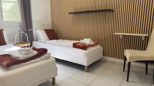 Studio Twin à la Kimi Résidence à Cannes avec deux lits, décor moderne et vue sur le jardin