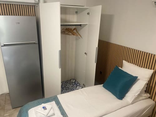 Studio à la Kimi Résidence à Cannes avec lit jumeau, kitchenette, armoire et réfrigérateur