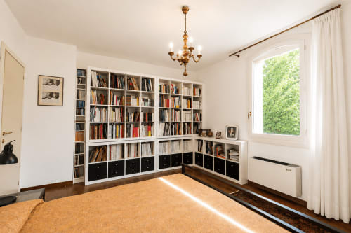 Biblioteca Rosa a Palazzo Bonfiglioli, San Giovanni in Persiceto, con scaffali dal pavimento al soffitto e vista sul giardino