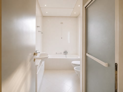 Bagno della camera Rosa di Palazzo Bonfiglioli con lavabo, toilette e vasca bianca a San Giovanni in Persiceto
