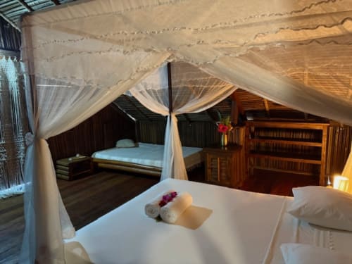 Villa de luxe en bord de mer à Madabay's Lodge Nosy Be avec lit à baldaquin, spa et vue sur l'océan