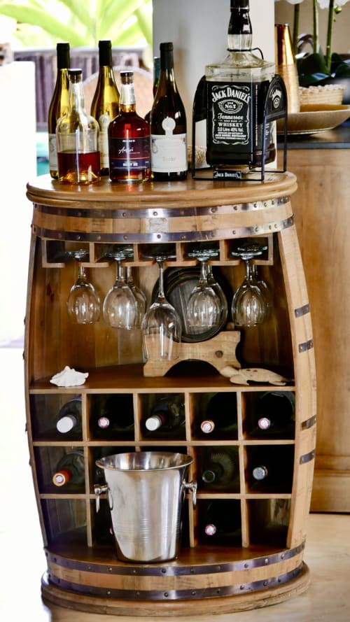 Meuble bar en fût de vin avec bouteilles Jack Daniel's, verres et seau à glaçons à la villa Madabay's Lodge Nosy Be