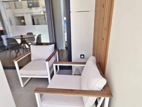 Zona de descanso del BR Silgar Club en Sanxenxo con mobiliario moderno, espacio gastronómico y vistas al océano