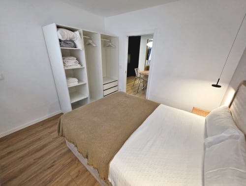 Habitación del BR Silgar Club en Sanxenxo con camas gemelas, armario blanco y baño en suite