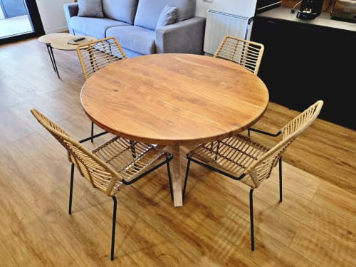 Comedor moderno en BR Silgar Club 3, hotel Sanxenxo con mesa redonda de madera y sillas tejidas