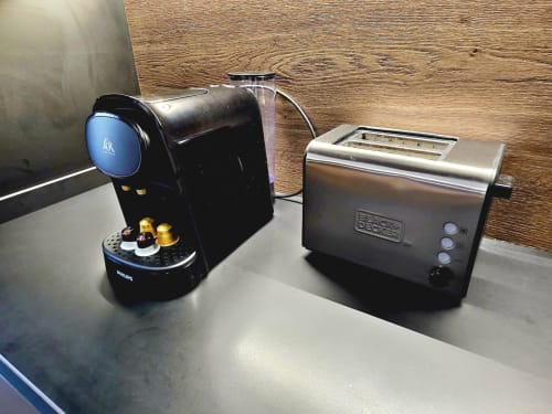 Cafetera Philips negra y tostadora Black+Decker negra en la encimera del hotel BR Silgar, Sanxenxo