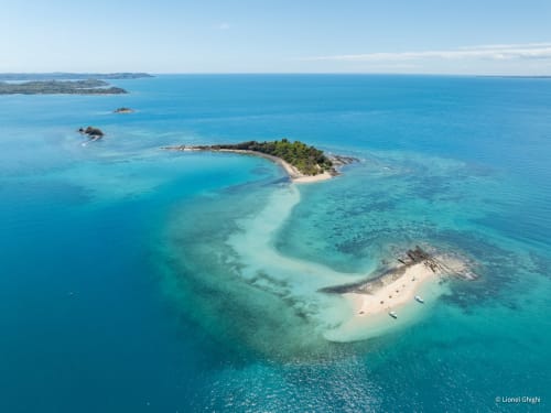 Vue aérienne des eaux turquoise cristallines et îles de sable près du lodge Madabay à Nosy Bé, Madagascar