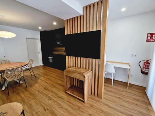 Habitación de 3 ambientes BR Silgar Club en Sanxenxo con salón de madera, cocina negra y comedor