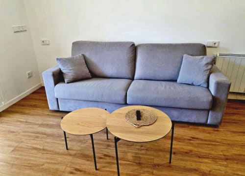 Sala moderna del BR Silgar Club 3 en Sanxenxo con sofá gris, mesas de café de madera y pisos de madera